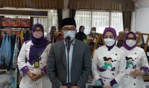 Gubenur Jawa Barat, Ridwan Kamil (tengah), Senin (19/9)., saat menanggapi banyaknya laporan tentang pemotongan BLT BBM yang masuk. Foto. Sandi Nugraha.