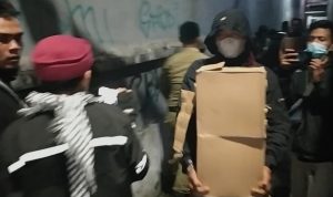 Proses penyitaan 2 ribu botol miras oleh SAtpol PP kota Tasikmalaya dari sebbuah gudang. (ist-radartasikmalaya.disway.id)
