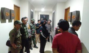 Petugas gabungan saat melakukan monitoring kos-kosan dan mengamankan tiga pasangan mahasiswa bukan suami istri (ENGKOS KOSWARA/SUMEKS)