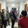 Petugas gabungan saat melakukan monitoring kos-kosan dan mengamankan tiga pasangan mahasiswa bukan suami istri (ENGKOS KOSWARA/SUMEKS)