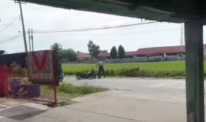 Video Viral, Pembacokan di Pinggir Sawah Akibatkan Wajah Korban Terbelah Tangkapan layar video aksi pembacokan di pinggir sawah yang berhasil di rekam warga. (instagram @tkpmedan)
