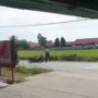 Tangkapan layar video aksi pembacokan di pinggir sawah yang berhasil di rekam warga. (instagram @tkpmedan)
