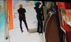 Viral, Detik-Detik Aksi Bobol ATM di Yogya Tasikmalaya Terekam Kamera Pengawas Tangkapan layar video kamera pengawas yang memperlihatkan detik-detik dua orang bobol mesin ATM di Yogya TAsikmalaya.