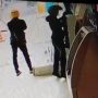 Tangkapan layar video kamera pengawas yang memperlihatkan detik-detik dua orang bobol mesin ATM di Yogya TAsikmalaya.