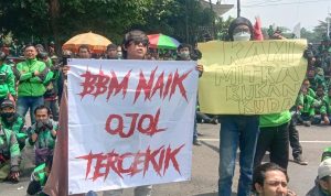Ribuan ojol di Jabar gelar aksi penolakan kenaikan harga BBM dengan gruduk gedung sate. Rabu (21/9). Foto. Sandi Nugraha.