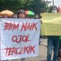 Ribuan ojol di Jabar gelar aksi penolakan kenaikan harga BBM dengan gruduk gedung sate. Rabu (21/9). Foto. Sandi Nugraha.