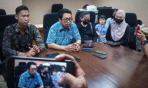 Ibu korban didampingi tim kuasa hukumnya saat memberikan keterangan kepada wartawan. (Yudha Prananda / Jabar Ekspres)