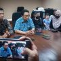 Ibu korban didampingi tim kuasa hukumnya saat memberikan keterangan kepada wartawan. (Yudha Prananda / Jabar Ekspres)