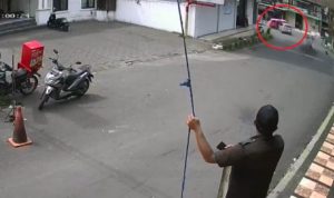 Viral Medsos, Xpander Tabrak Angkot di Sukabumi, 3 Orang Terkapar Bersimbah Darah Rekaman CCTV kejadian expander tabrak angkot di Sukabumi.