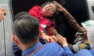 Hasnaeni si wanita emas yang terlihat ngamuk dan nagis histeris saat dimasukkan mobil tahanan Kejagung
