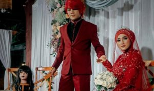 Pesulap merah bersama istrinya, yang dikabarkan kena santet. Foto: Instagram/t__eun22