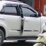 Tangkapan layar video viral pengendara fortuner onani di pinggir jalan sambil pintu dibuka.