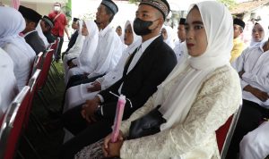 Belum SAH Secara Negara, 31 Pasangan di Bogor Ikut Isbat Nikah Warga mengikuti isbat nikah di Kantor KUA Desa Ciomas, Kecamatan Tenjo, Kabupaten Bogor. Foto :Sandika Fadilah/jabarekspres