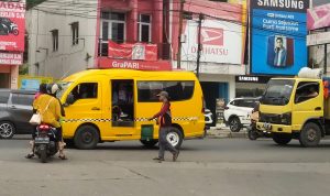 Dimas,22, sedang bekerja menjadi juru parkir di Jalan Rancabali, Padalarang, Kabupaten Bandung Barat. Foto:Akmal Firmansyah/JabarEkspres