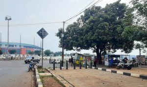 Suasana luar stadion pakansari masih terlihat pkl berjualan. Foto : Sandika Fadilah/JabarEkspres.com