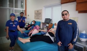 Donor Darah hingga Senam Sehat Semarakkan Penutupan HUT ke-21 Demokrat di Kota Bogor Para pengurus Partai Demokrat Kota Bogor saat meninjau prosesi kegiatan donor darah di Bank Darah PMI Kota Bogor. (Yudha Prananda / Jabar Ekspres)