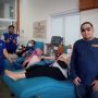 Para pengurus Partai Demokrat Kota Bogor saat meninjau prosesi kegiatan donor darah di Bank Darah PMI Kota Bogor. (Yudha Prananda / Jabar Ekspres)