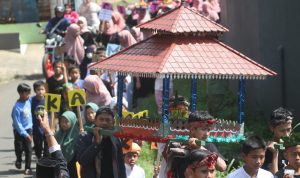 Sejumlah warga mengikuti pawai dongdang di Jalan Cimande, Desa Lemah Duhur, Kecamatan Caringin, Kabupaten Bogor, Minggu 25 September 2022. Foto : Sandika Fadilah/JabarEkspres.com