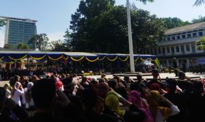KHIDMAT: Upacara peringatan Hari Jadi Kota Bandung (HJKB) ke-212 tahun di Plaza Balaikota Bandung, pada Minggu (25/9) pagi. (Nizar/Jabar Ekspres)