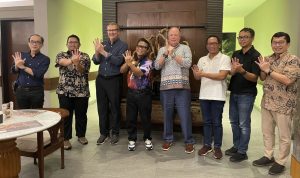 EVP Digital Business & Technology Saiful Hidajat (keempat dari kiri) dan tim berfoto bersama dengan CEO Everynet Lawrence Latham (keempat dari kanan) serta tim usai pertemuan kerja sama antara Antares dengan Everynet.