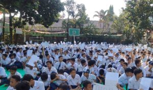 para siswa SMPN 2 Citeureup saat mengikuti kegiatan sarapan pagi islami dihalaman sekolahnya. (SAndika Fadhilah/jabarekspres)