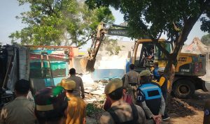 Suasana saat jajaran Satpol-PP Kota Bogor menertibkan salah satu lapak PKL di sepanjang Jalan Cifor, Bubulak, Kecamatan Bogor Barat, Selasa (27/9). (Yudha Prananda / Jabar Ekspres)
