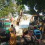 Suasana saat jajaran Satpol-PP Kota Bogor menertibkan salah satu lapak PKL di sepanjang Jalan Cifor, Bubulak, Kecamatan Bogor Barat, Selasa (27/9). (Yudha Prananda / Jabar Ekspres)