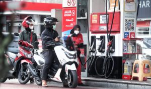 Ilustrasi antrean pengisian BBM subsidi sebelum naik. Foto. Deni Jabar Ekspres.