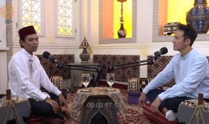 Ustadz Abdul Somad saat diwawancari oleh Daniel Mannatad dalam podcastnya. (tangkapan layar Youtube podcast Daniel mananta Network)