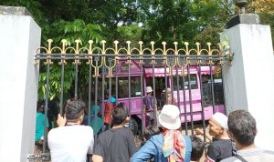 Supir Ngantuk, Bandros Tabrak Pohon di Jalan Kalimantan Bandung, Belasan Penumpang Luka-luka Sebuah kendaraan Bandros terlibat kecelakaan tunggal di Jl. Kalimantan Bandung. Sumber. Prfm