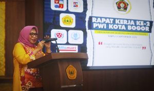Sekretaris Daerah (Sekda) Kota Bogor, Syarifah Sofiah saat memaparkan program prioritas Pemkot Bogor 2023 di acara Raker ke-2 PWI Kota Bogor di Aula Pakuan Siliwangi, Universitas Pakuan, Sabtu (3/9). (Yudha Prananda / Jabar Ekspres)