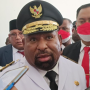 Lukas Enembe Malah Diam di Rumah Setelah Jadi Tersangka Korupsi, KPK Kemana? (Sumber gambar: Disway)