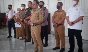 Wali Kota Bogor Bima Arya saat menggelar konferensi pers terkait dampak kenaikan BBM di teras Balai Kota Bogor, Senin (5/9). (Yudha Prananda / Jabar Ekspres)