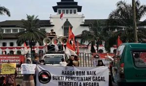 Massa yang tergabung dalam Aksi Penyelamatan Indonesia (API) berunjuk rasa menolak kenaik BBM, pada Senin (5/9) di depan Gedung Sate, Kota Bandung.