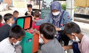 Beberapa anak yang terlibat dalam pembelajaran yang menggunakan media belajar inovatif dengan manfaatkan limbah.