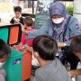 Beberapa anak yang terlibat dalam pembelajaran yang menggunakan media belajar inovatif dengan manfaatkan limbah.