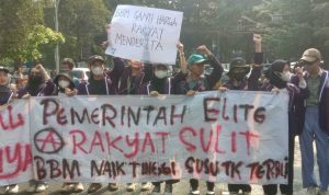 UNJUK RASA: Massa aksi yang tergabung dalam Poros Revolusi Mahasiswa Bandung (PRMB) menggelar aksi unjuk rasa tolak kenaikan BBM, pada Selasa (6/9) di depan Gedung DPRD Jabar.