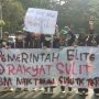 UNJUK RASA: Massa aksi yang tergabung dalam Poros Revolusi Mahasiswa Bandung (PRMB) menggelar aksi unjuk rasa tolak kenaikan BBM, pada Selasa (6/9) di depan Gedung DPRD Jabar.