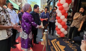 Restoran Padang Binaan BNI di Den Haag Diapresiasi DPR Anggota Komisi VI DPR RI Andre Rosiade bersama Menteri BUMN Erick Thohir saat kunjungan ke Den Haag Belanda memantau NAsi padang Binaan dari BNI di Belanda. (ist)