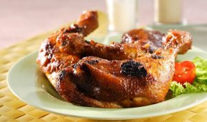 Salah satu sajian Ayam bakar yang menggunakan cara atau tips masak ayam agar bumbu meresap.