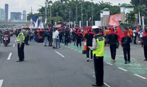 Suasana demo ribuan buruh didepan Gedung DPR Senayan, Jakarta Pusat, Selasa (6/9). -Bambang Dwi Atmodjo-