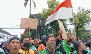 Demo Ratusan Driver Ojol di Cirebon. (Dedi Haryadi-radarcirebon.com)