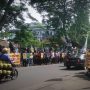 Ratusan demonstran dari Forum Komunikasi Umat Islam Bersatu (FKUIB) menggelar aksi penolakan kenaikan BBM di Jalan Pemuda, depan DPRD Kota Bogor, Rabu (7/9). (Yudha Prananda / Jabar Ekspres)