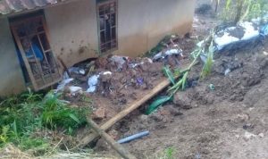 Longsor mengakibatkan puluhan rumah di dua desa, Kecamatan Rongga, Kabupaten Bandung Barat mengalami kerusakan. Foto: Istimewa