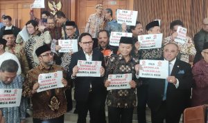 Anggora Fraksi PKS yang mneyatakan menolak kenaikan BBM dan menyatakan Walkout dari rapat paripurna DPR. (jpnn)