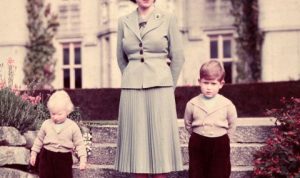 Ratu Elizabeth II saat berfoto bersama dua putranya, Charless dan Andrew