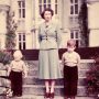 Ratu Elizabeth II saat berfoto bersama dua putranya, Charless dan Andrew