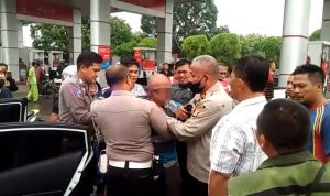 Aksi pria plontos yang akan bakar SPBU di Cirebon, akhirnya berhasil diamankan oleh polisi.