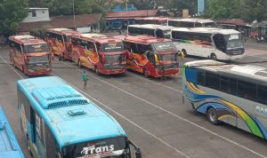 Imbas BBM Naik, Tarif Bus AKDP Diusulkan Naik 2 Kali Lipat, Berikut Rincian Tarifnya Puluhan bus AKDP dan AKAP saat mengantri menunggu penumpang di Terminal Cicaheum Bandung, foto. Sandi Nugraha.