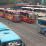 Puluhan bus AKDP dan AKAP saat mengantri menunggu penumpang di Terminal Cicaheum Bandung, foto. Sandi Nugraha.